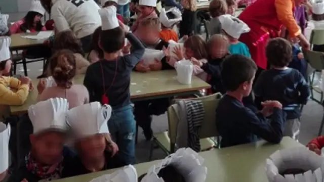 Los niños de Tierz, con sus gorros de cocineros.