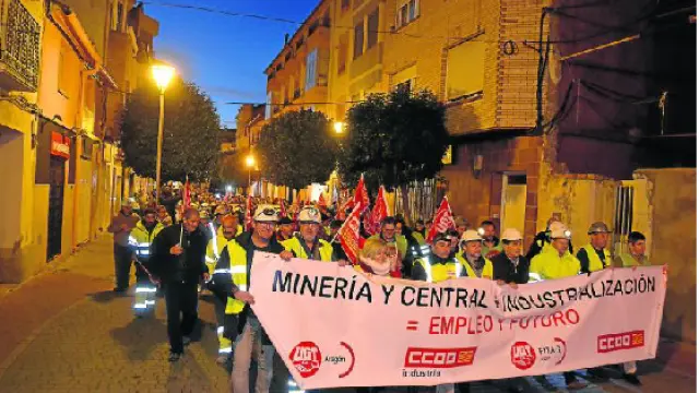 La marcha nocturna para reclamar la continuidad de la central térmica recorrió las calles de Andorra con los mineros del carbón al frente.