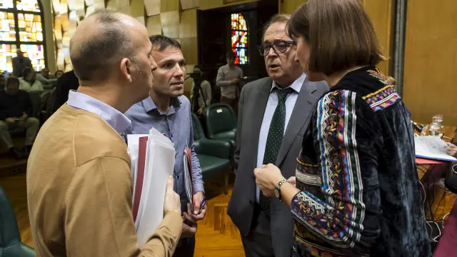 Los socialistas y ZEC tuvieron varios desencuentros ayer. En la imagen, Carmelo Asensio (CHA), Pablo Muñoz (ZEC), Carlos Pérez Anadón (PSOE) y Sara Fernández (Ciudadanos)