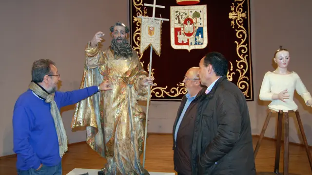 El delegado territorial de la Junta, Manuel López, y el diputado de Cultura de la Diputación, Amancio Martínez, han presentado este viernes las dos esculturas restauradas
