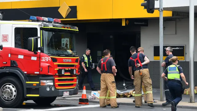 Incendio provocado en la sucursal de Commonwealth Bank, en Australia.