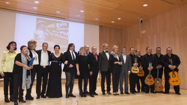 Los artistas que participaron en la gala solidaria de la voz con distonía, en el escenario del Salón Aragón del Patio de la Infanta.