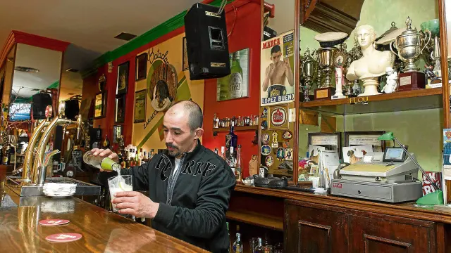 José Antonio López Bueno sirve una limonada en el pub Bataclán de Zaragoza.