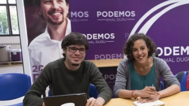 Lander Martínez, a la izquierda, junto a la secretaria general de Podemos Euskadi, Nagua Alba.