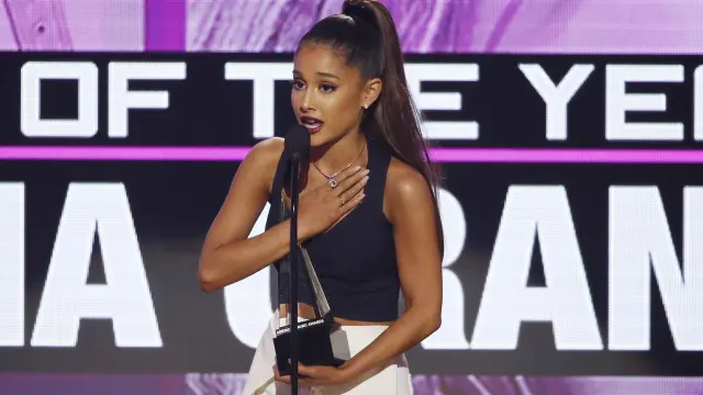 Ariana Grande recibió el trofeo a la artista del año en los premios American Music Awards.