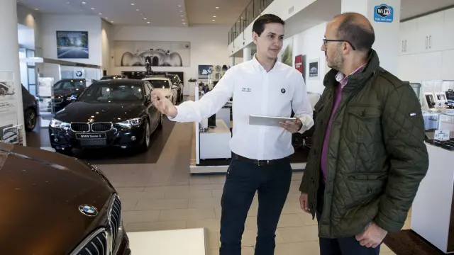 PabloSanz, BMW Product Genius de Goya Automoción, asesora a un cliente.