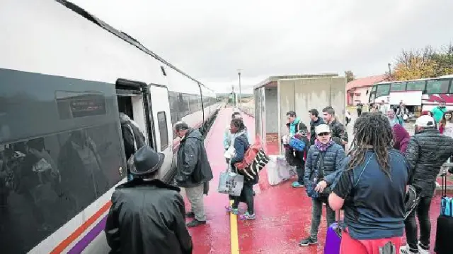 Decenas de viajeros subían ayer al tren en Sarrión tras salvar el tramo en obras en autobús.