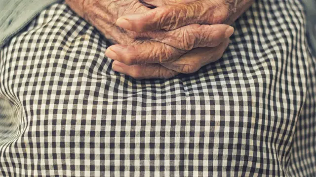 Las manos arrugadas de una anciana.