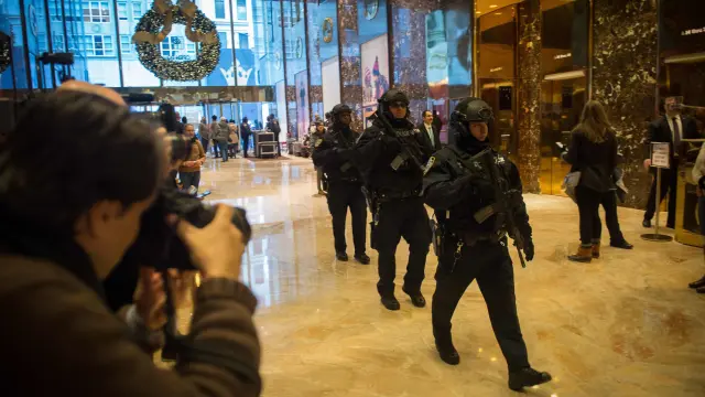 Policías estadounidenses, este jueves en la recepción de la Torre Trump.