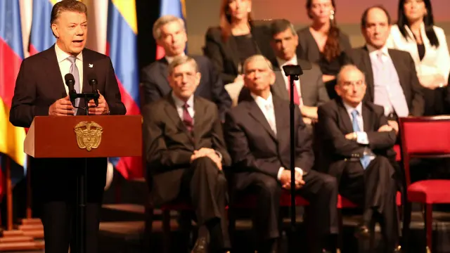 El Gobierno de Colombia y las FARC en la firma del acuerdo de paz revisado