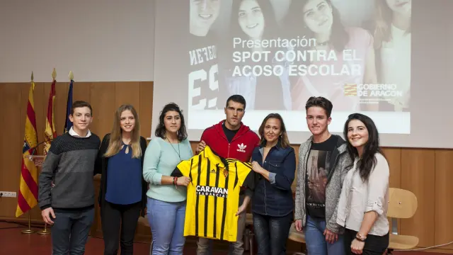 Zapater y Pérez posan con los cinco alumnos que participan en el spot promocional