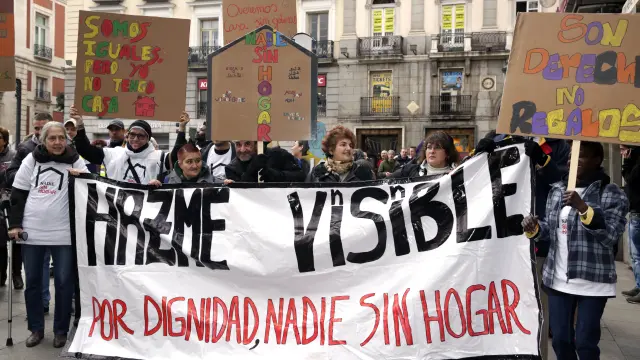 Cientos de personas sin hogar se han manifestado en Madrid para reclamar mayor dignidad y derechos.
