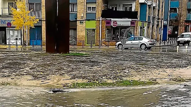 La rotonda de la avenida de Monegros se inundó