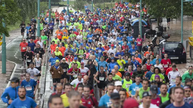 En la imagen, cientos de corredores del Maratón de Zaragoza