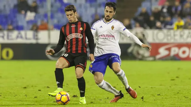 Jorge Casado busca robar la pelota a Ricardo Vaz, jugador del Reus, en el partido del sábado.