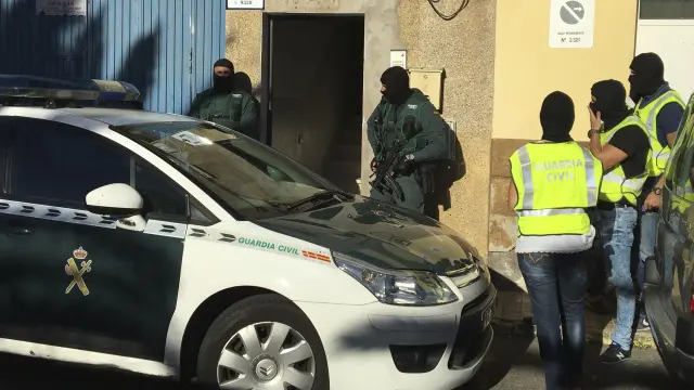 La Guardia Civil en la entrada de la vivienda del presunto yihadista en Vecindario.