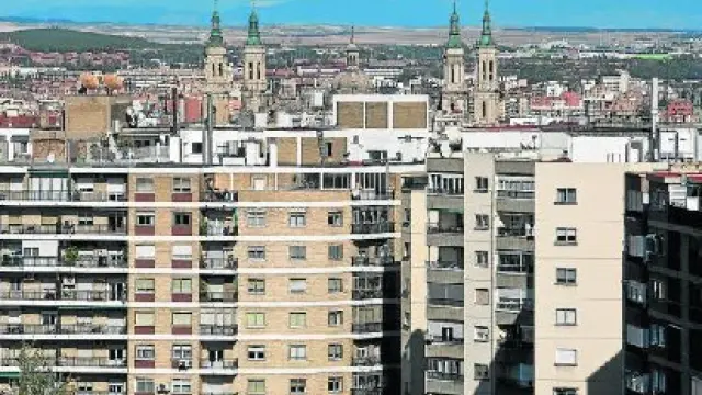 Vista de general de viviendas en Zaragoza capital, con las torres del Pilar al fondo.