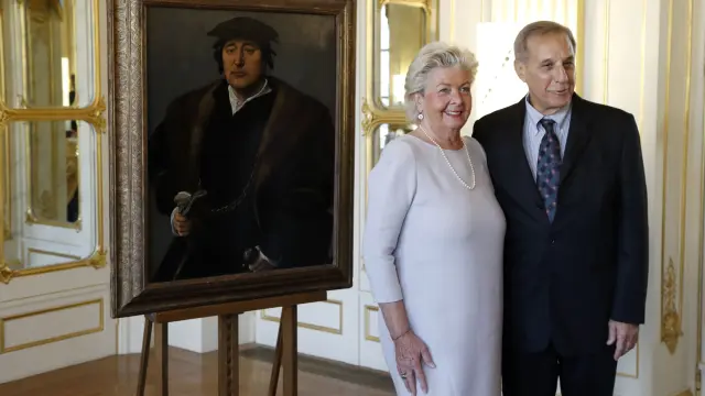 Henrietta Schubert y Christopher Bromberg posan junto al cuadro.