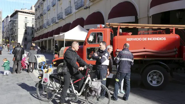 Bomberos de Huesca reparten guías de Prevención de Incendios en los Porches de Galicia de Huesca.