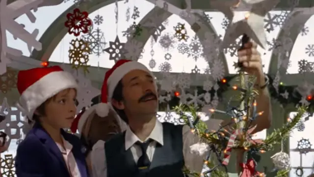 Escena del cortometraje navideño de Wes Anderson con Adrien Brody para H&M.
