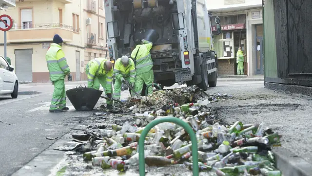 Arden cinco contenedores de madrugada y queman la fachada de un bar de Zaragoza