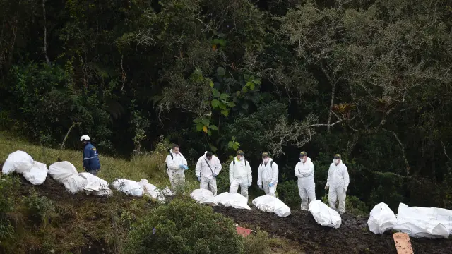 Rescate de los cadáveres tras el accidente aéreo en Colombia
