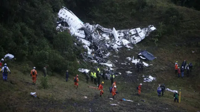 Captura de vídeo de las operaciones de rescate del avión siniestrado en Colombia en el que viajaba el equipo brasileño Chapecoense.