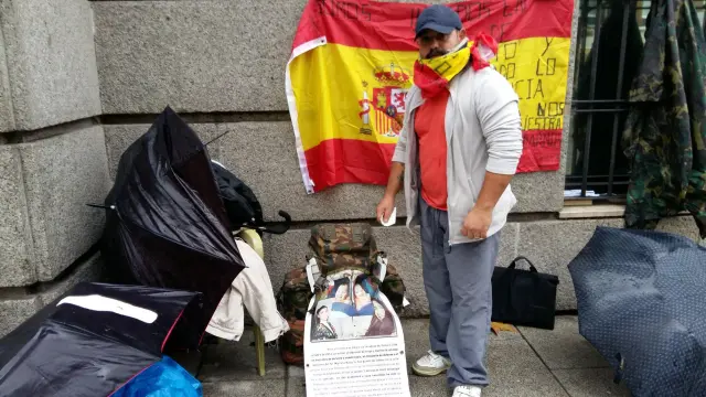 Andrés Merino, exsoldado, durante su huelga de hambre frente al Ministerio de Defensa.