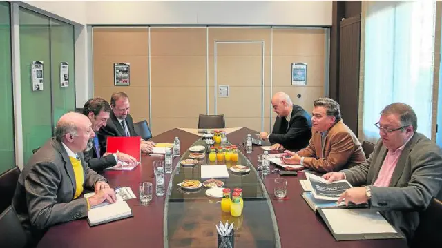 La mesa, moderada por Luis H. Menéndez, jefe de Economía de HERALDO a la dcha., en el centro