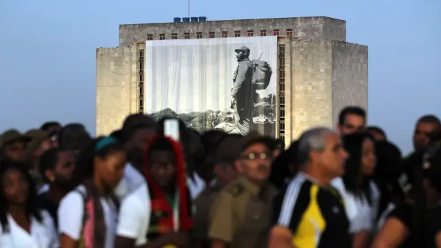 Miles de personas despiden a Fidel en la plaza de la Revolución en La Habana.