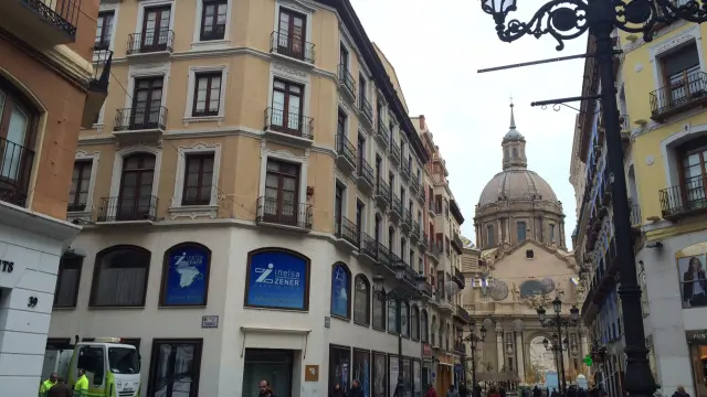 El edificio se ubica en la céntrica calle Alfonso de Zaragoza