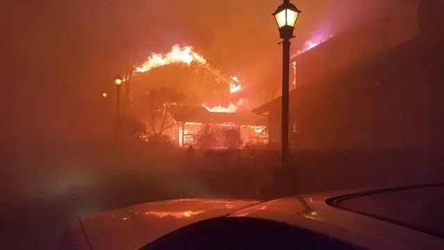 Varias casas arden en Gatlinburg (Tennessee, Estados Unidos).