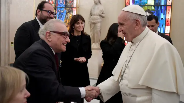 Martin Scorsese saluda al Papa Francisco durante una audiencia privada en el Vaticano.