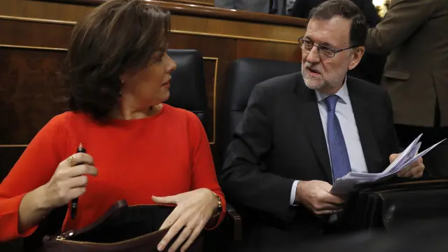 El presidente del Gobierno, Mariano Rajoy (d), conversa con la vicepresidenta, Soraya Sáenz de Santamaría