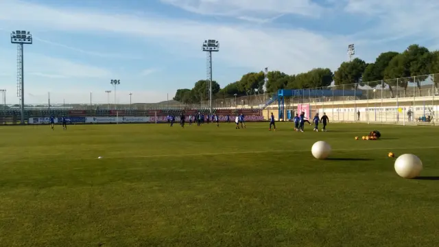 El Real Zaragoza, al inicio del entrenamiento de este jueves en la Ciudad Deportiva.