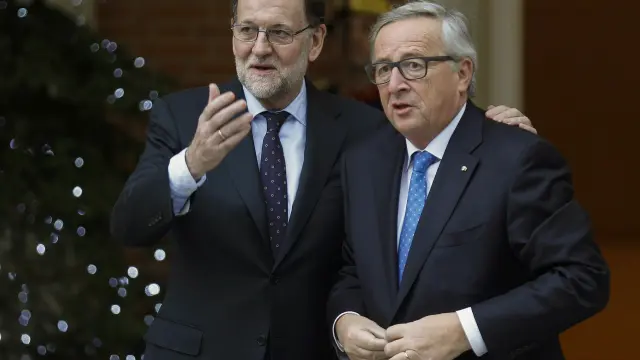 Rajoy recibe a Juncker en el Palacio de la Moncloa.