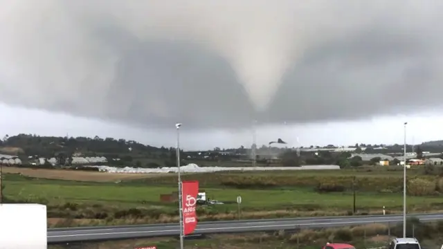Imagen del tornado a su paso por la localidad onubense de Lepe.