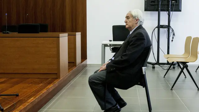 El acusado, sentado ante el tribunal, antes de que se decidiera posponer la vista al próximo día 12