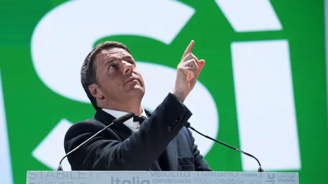 Mateo Renzi en el último acto de su campaña a favor del "sí" en Florencia.
