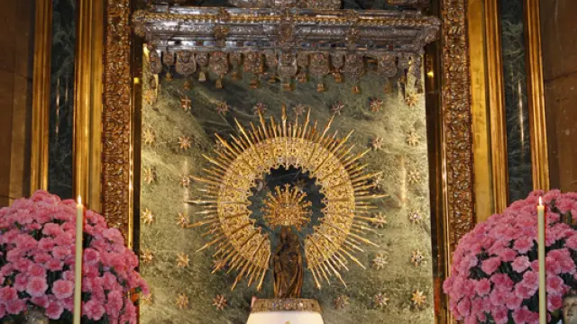 La Virgen del Pilar con el manto donado por la D.O. Cariñena.
