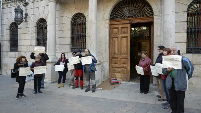 Manifestantes de la plataforma frente al Ayuntamiento de Teruel.