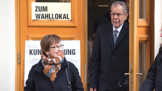 El candidato independiente Alexander Van der Bellen, con su esposa tras  votar en las segundas elecciones presidenciales en Austria.
