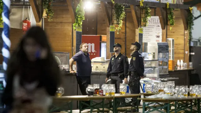 Agentes de la Policía Nacional, en la carpa de la cerveza poco después del accidente.