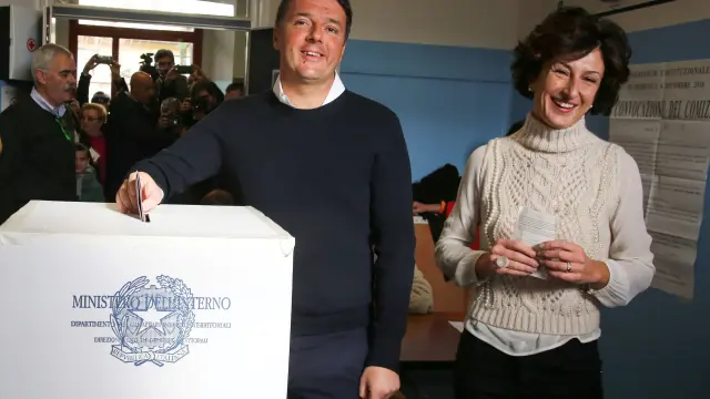 Renzi deposita el voto en el colegio electoral de Roma acompañado de su esposa.