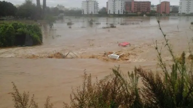 Buscan a vecinos en los tejados tras las inundaciones en Málaga