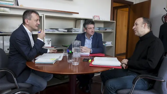 Fernando Rivarés y Javier Trívez en una reunión sobre los presupuestos.
