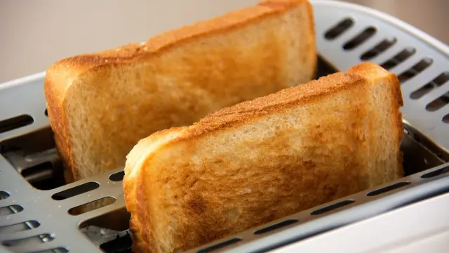 El pan de molde industrial sustituyó al tradicional panecillo francés artesano.