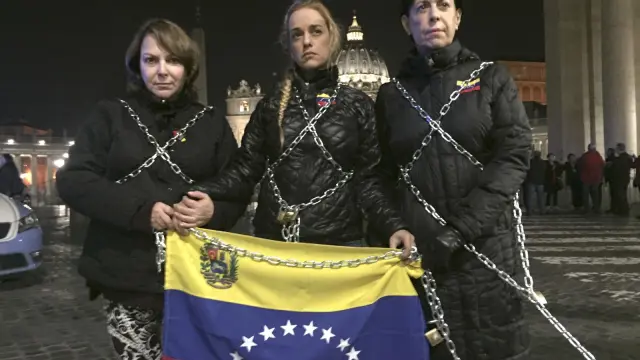 La mujer de Leopoldo López se encadena frente al Vaticano