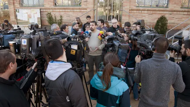 El alcalde del municipio gerundense de Celrà, Dani Cornellà (CUP), atiente a los periodistas a las puertas del Ayuntamiento que ha abierto hoy sus puertas