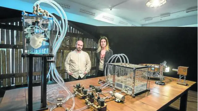 Jano Montañés y Susana Ballesteros, junto a la máquina que simula el pálpito del corazón.